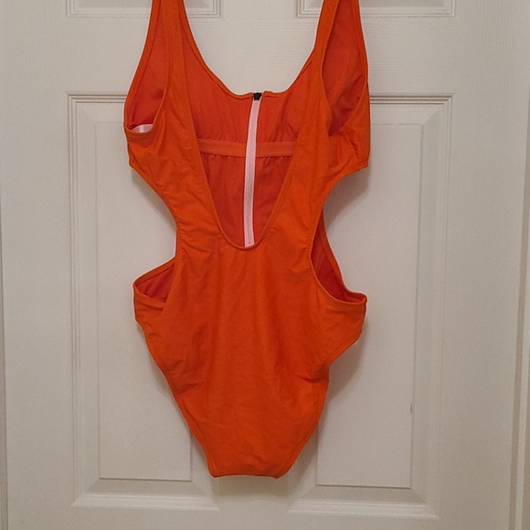 bathing suit - Picture 2 of 3